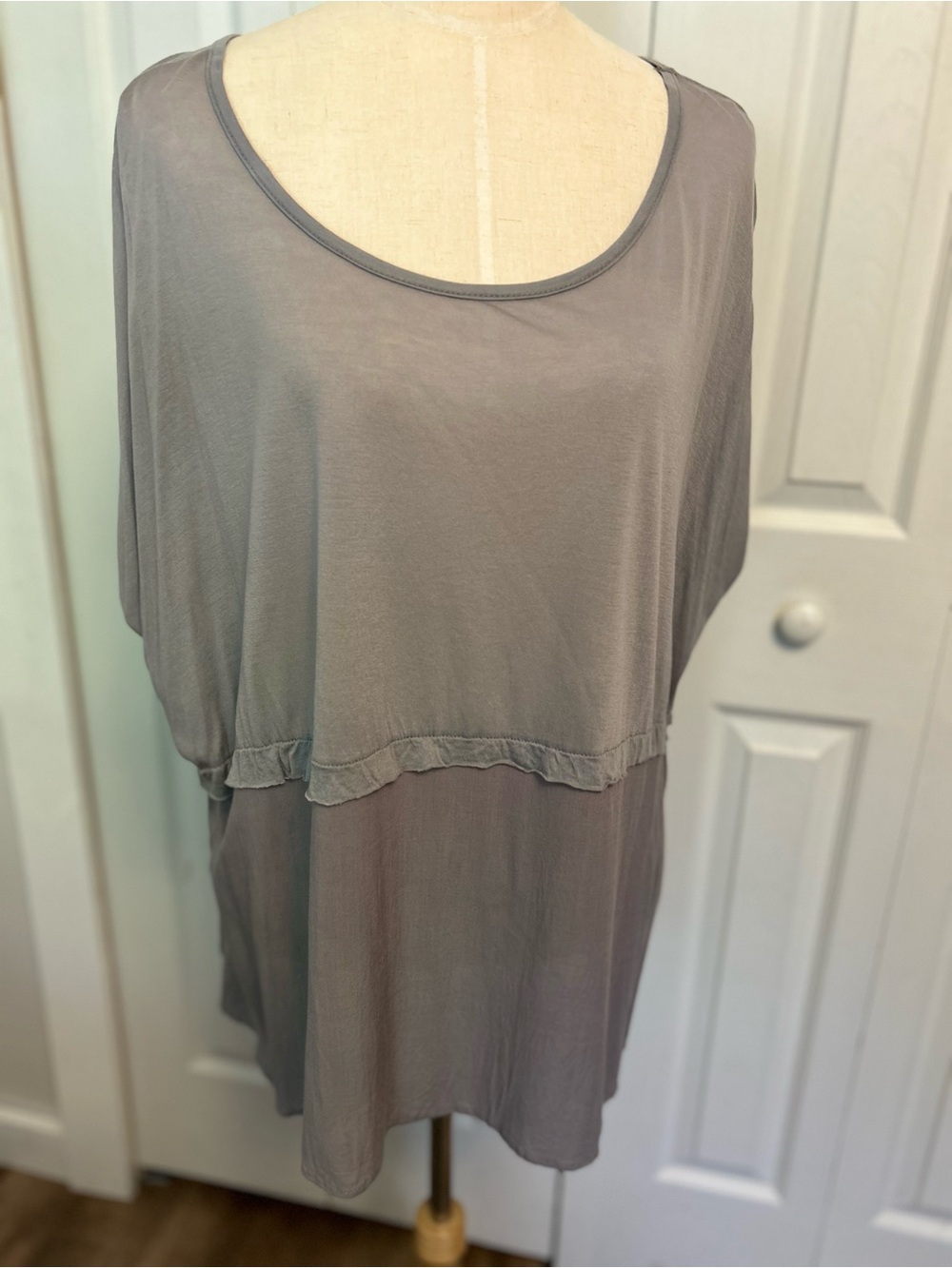 Women’s Relaxed Scoop Neck Short Sleeve Tunic Top - Gray